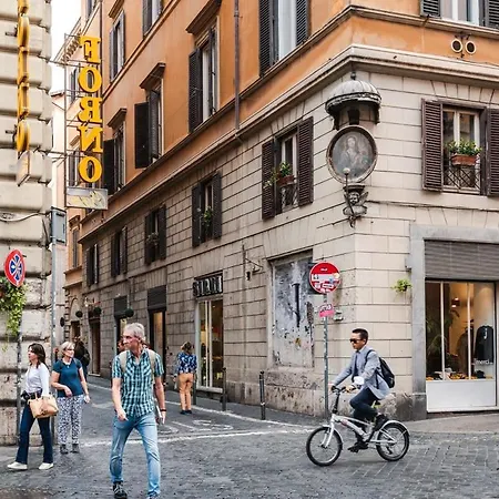 Apartamento La Magnolia A C Balcony Office Piazza Navona Spanish Steps